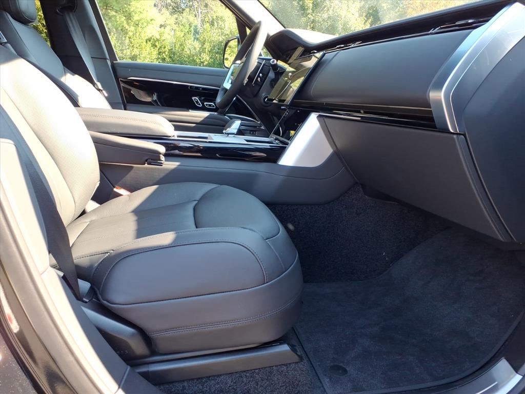 2025 Land Rover Range Rover SE photo 3
