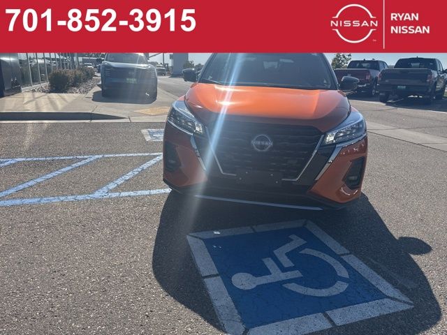 2023 Nissan Kicks SR photo 2