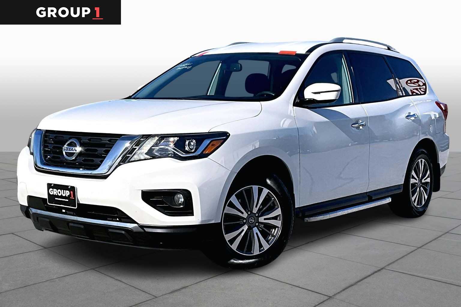 2018 Nissan Pathfinder SV's photo