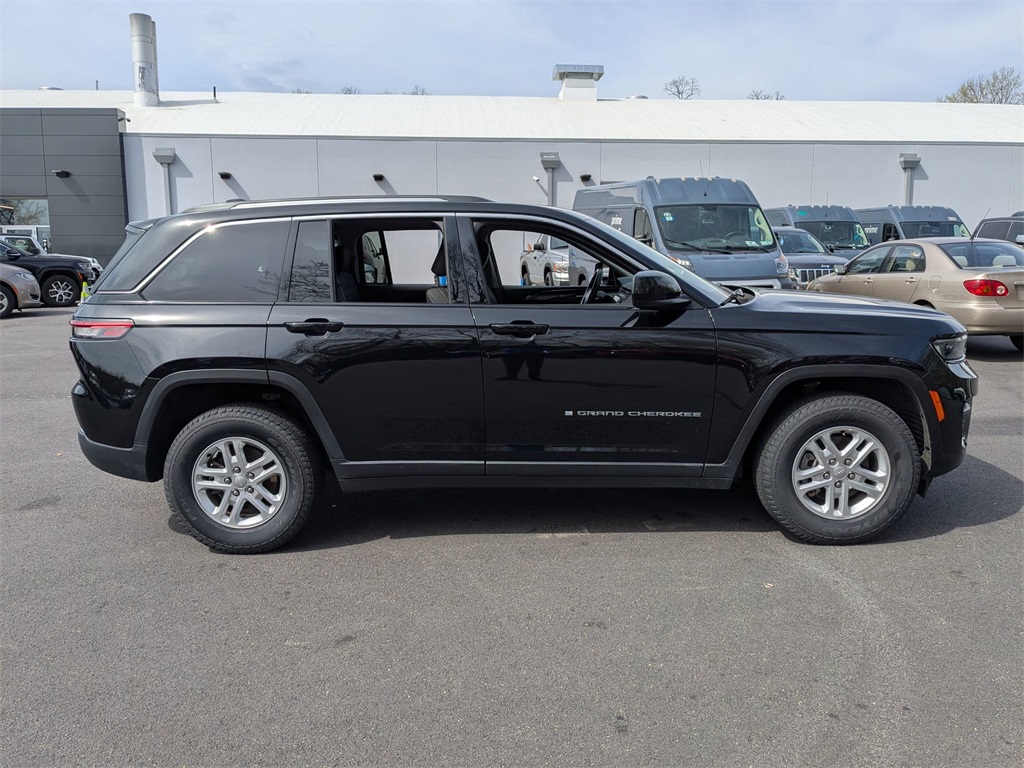 2022 Jeep Grand Cherokee Laredo photo 2