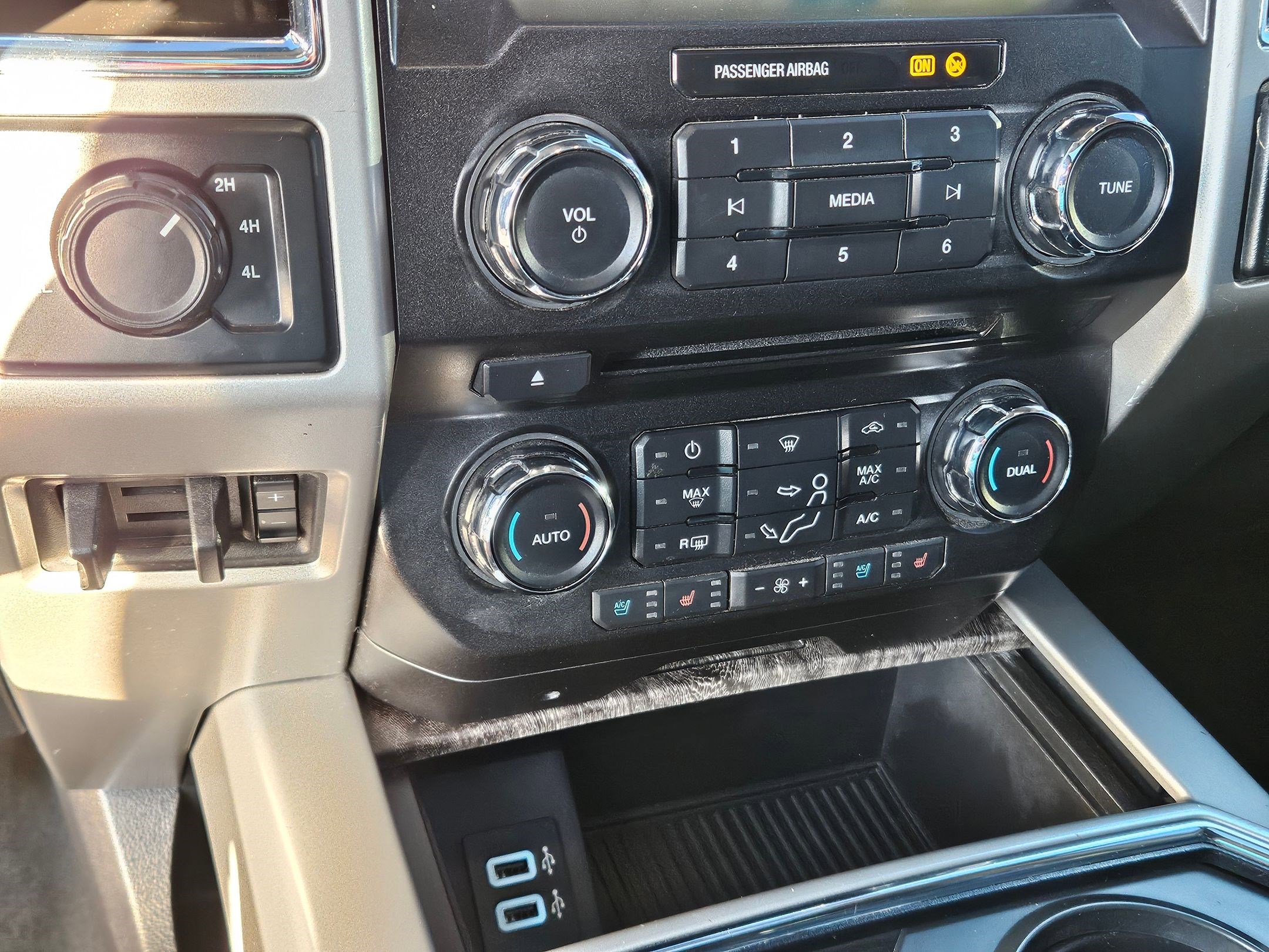 2017 Ford F-350 Lariat photo 23