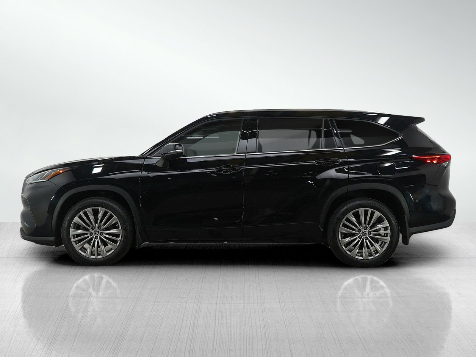 Used 2022 Toyota Highlander Limited with VIN 5TDFZRBH7NS224278 for sale in Minneapolis, Minnesota