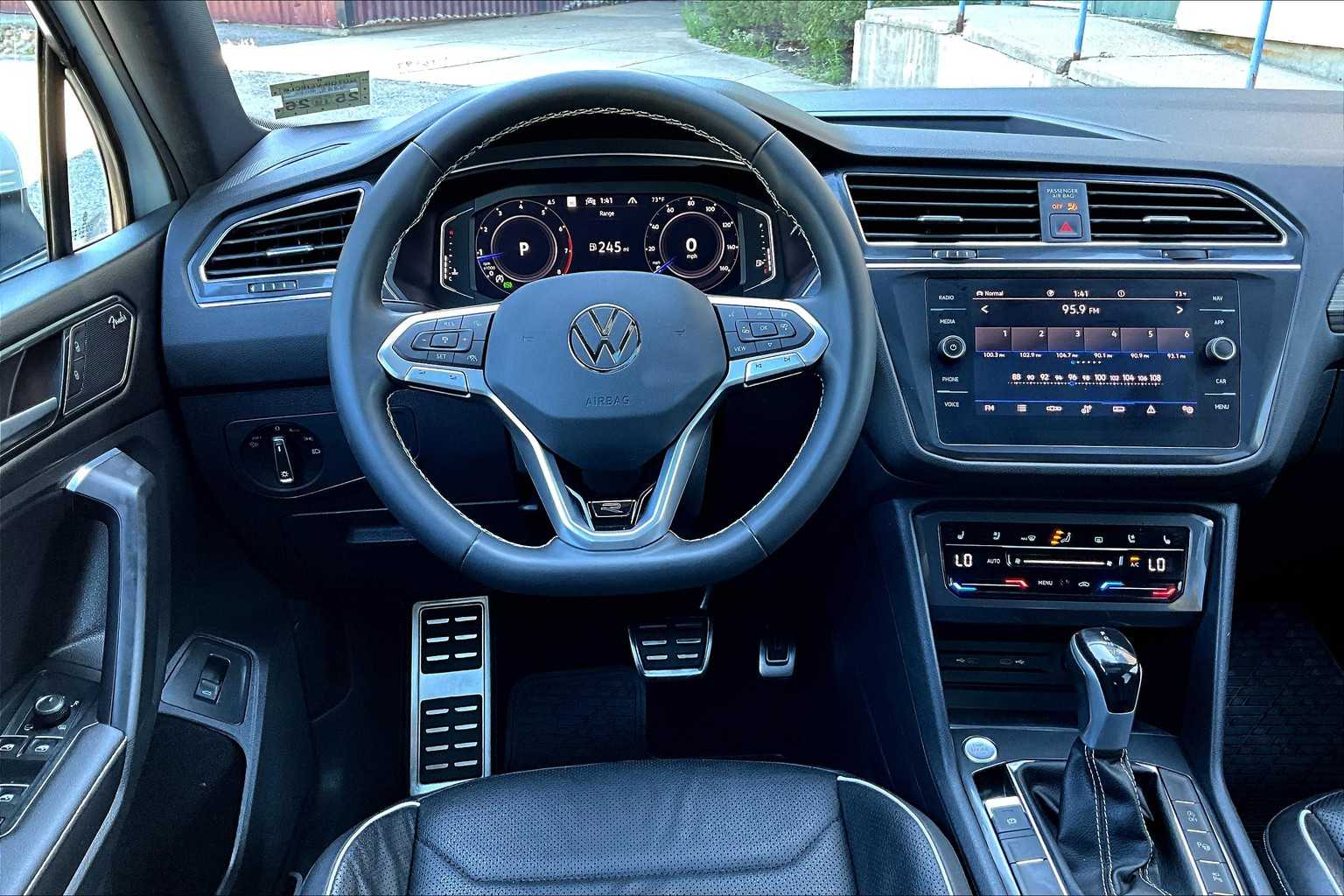 2023 Volkswagen Tiguan SEL R-Line Black photo 9