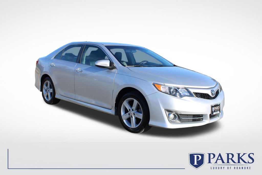 2012 Toyota Camry SE's photo