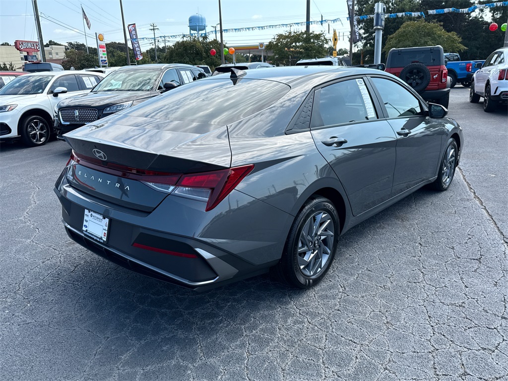 2024 Hyundai Elantra SEL photo 3