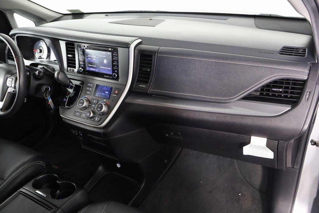 2020 Toyota Sienna SE photo 6