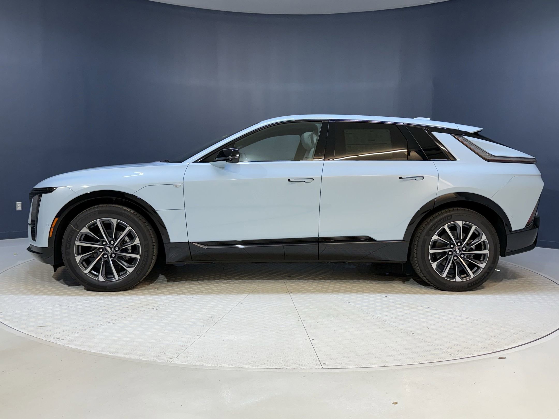 2025 Cadillac Lyriq Sport photo 2