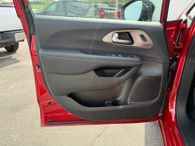 2026 Chrysler Pacifica photo 12