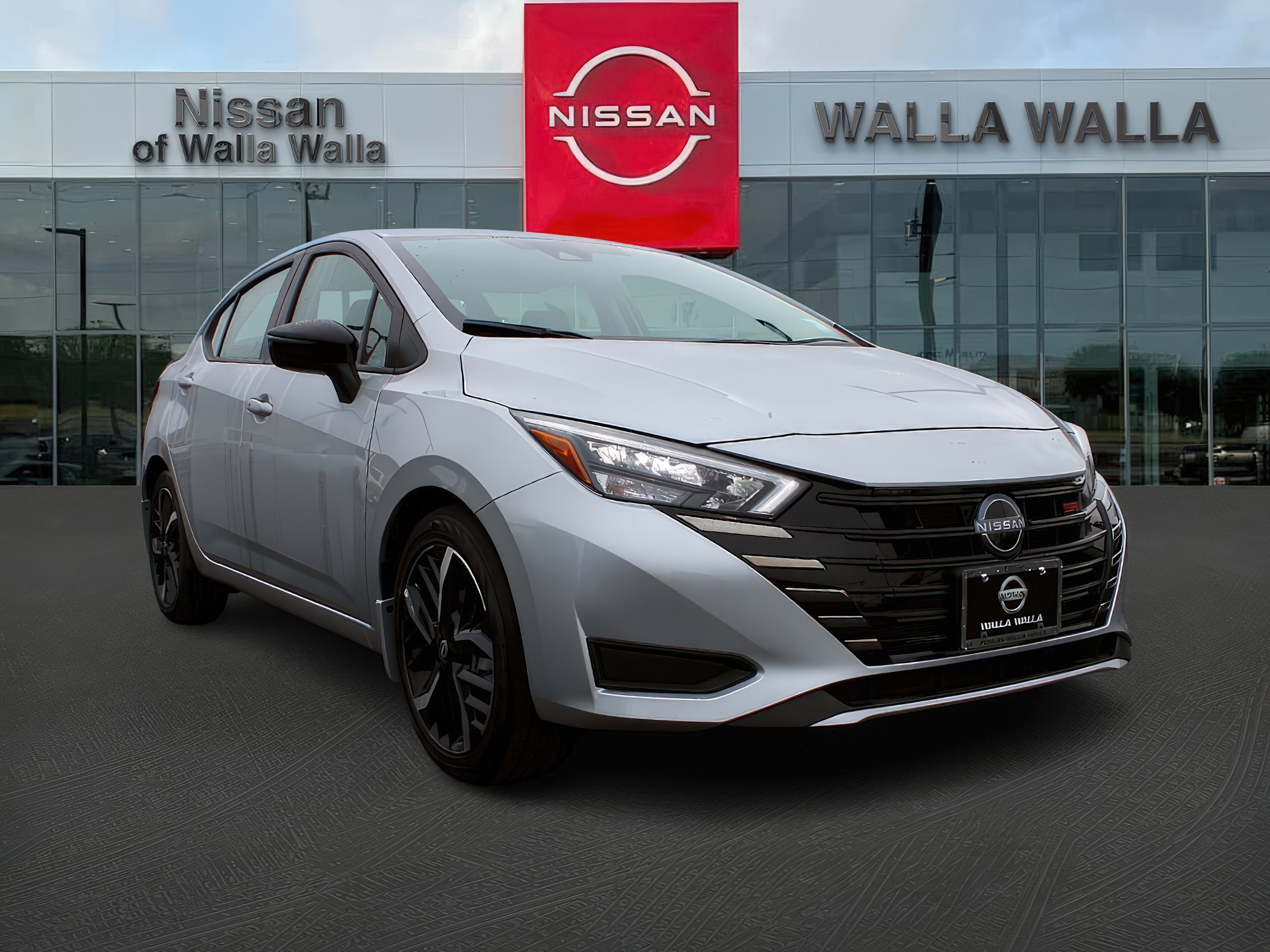 2025 Nissan Versa SR's photo