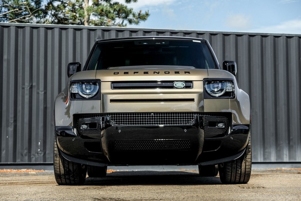 2025 Land Rover Defender 110 X-Dynamic SE photo 5