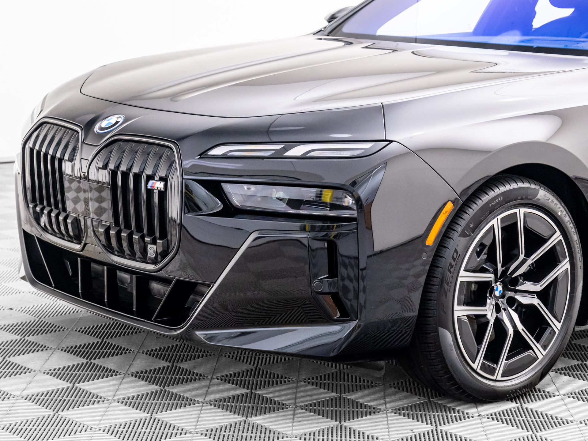 New 2025 Black Sapphire Metallic BMW M70 image 35
