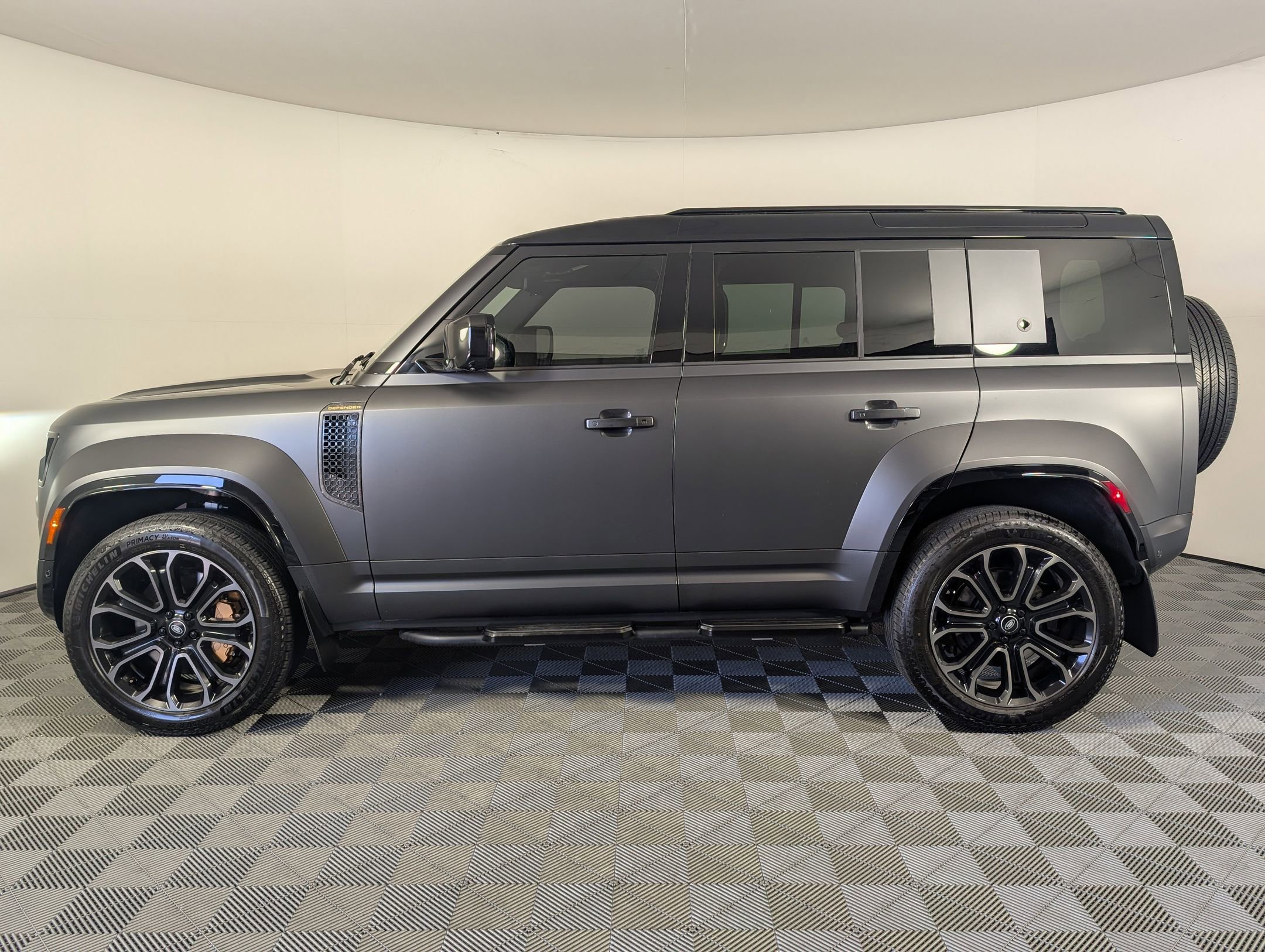 2025 Land Rover Defender 110 photo 2