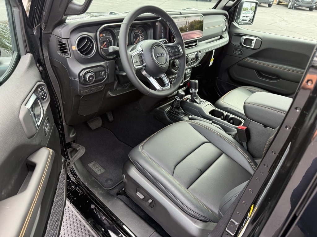 2025 Jeep Wrangler Sahara photo 4