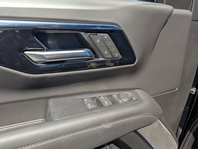 2025 Chevrolet Suburban Premier photo 16