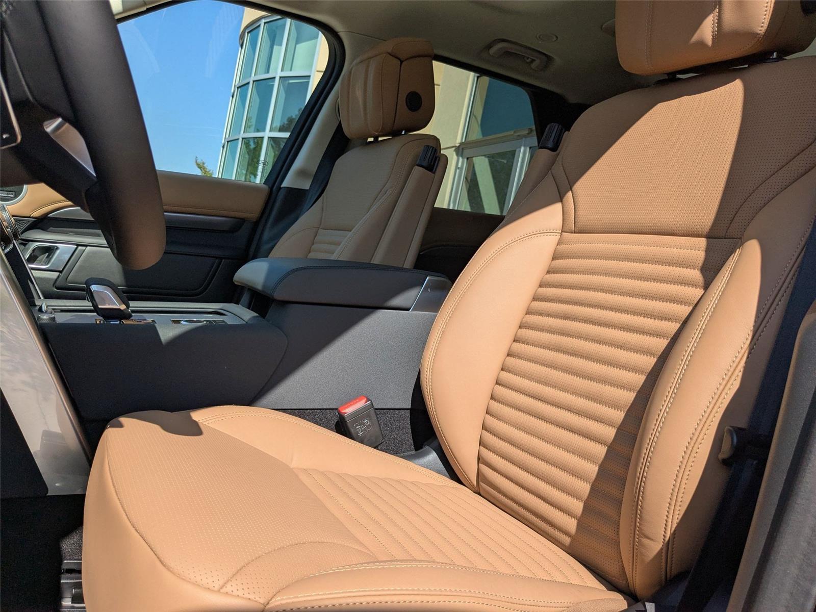 2025 Land Rover Discovery Metropolitan Edition photo 13