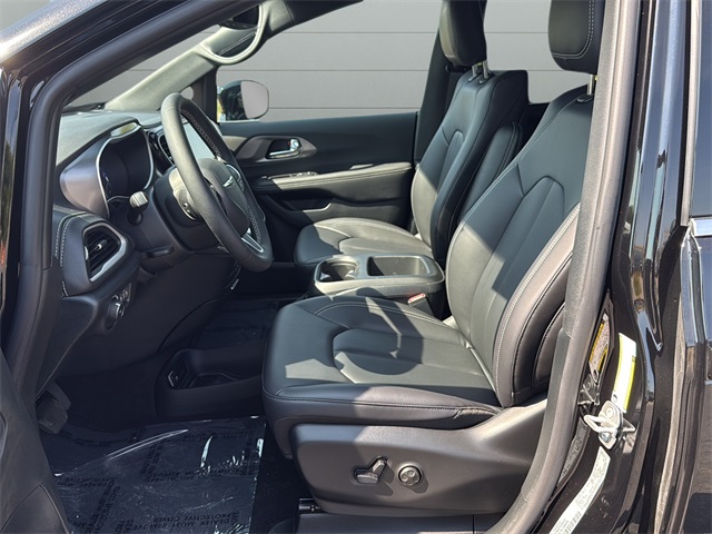2026 Chrysler Pacifica photo 10