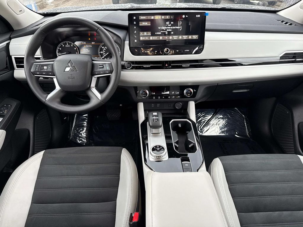 2025 Mitsubishi Outlander SE photo 16