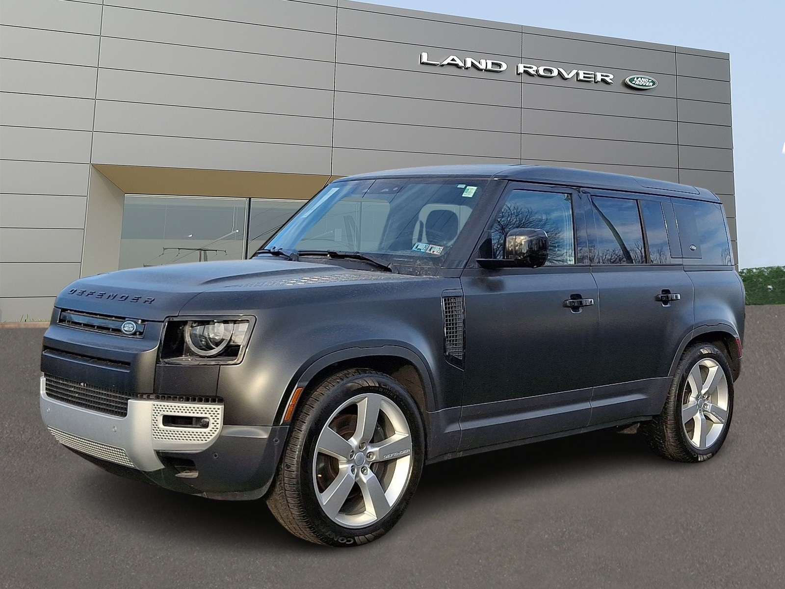 2024 Land Rover Defender SE's photo