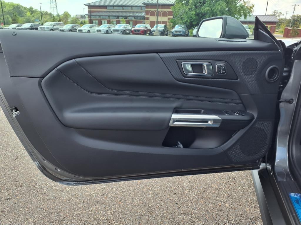 2025 Ford Mustang EcoBoost Premium photo 4