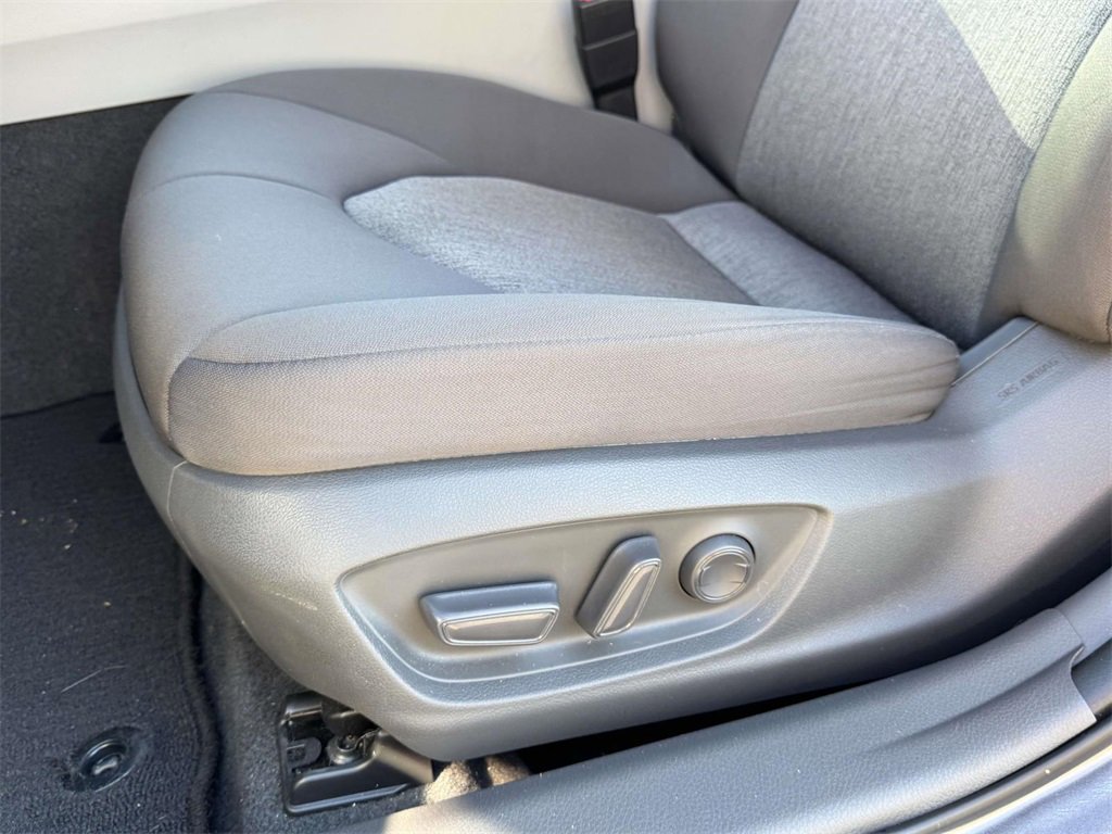 2020 Toyota Camry Hybrid LE photo 15