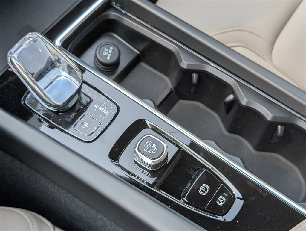 2026 Volvo XC60 B5 Plus photo 18