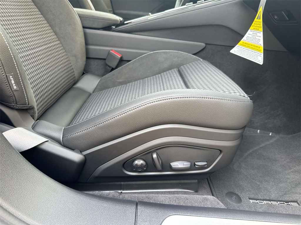 2025 Porsche Panamera 4 photo 16