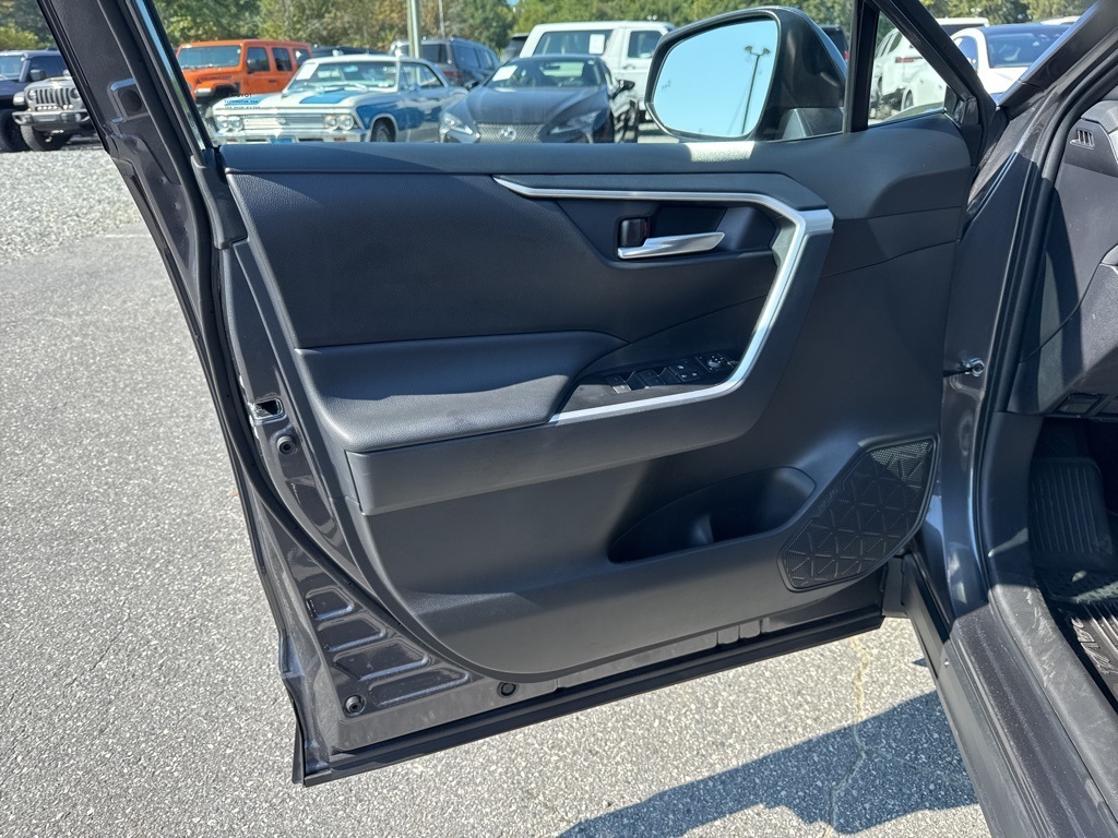 2025 Toyota RAV4 XLE photo 25
