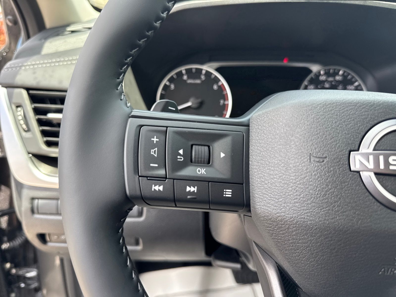 2026 Nissan Rogue SV photo 13