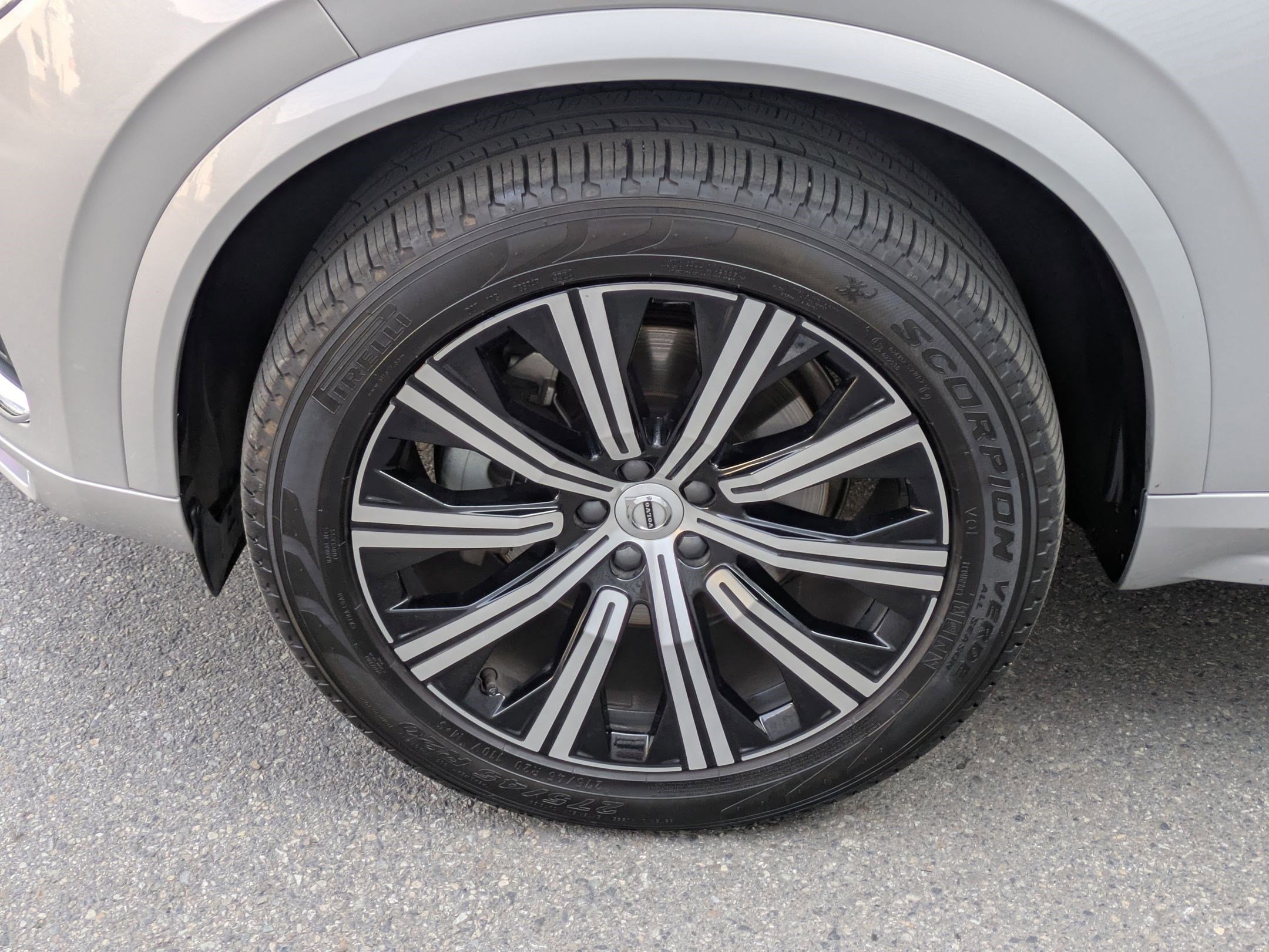 2025 Volvo XC90 Core photo 10