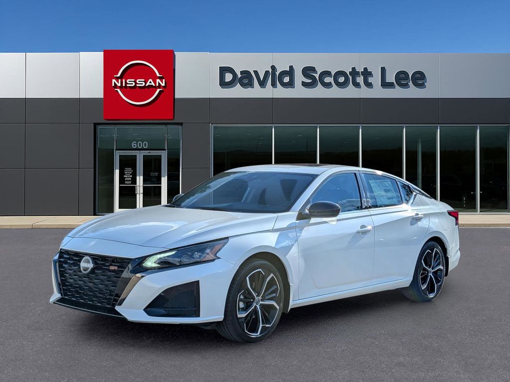 2025 Nissan Altima SR's photo