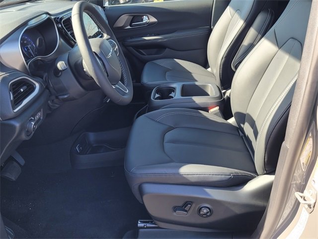 2025 Chrysler Pacifica photo 3