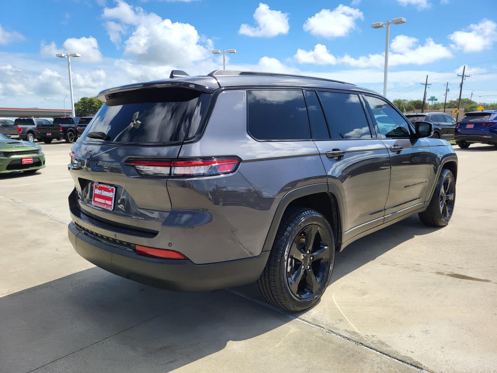 2023 Jeep Grand Cherokee Laredo Altitude photo 4