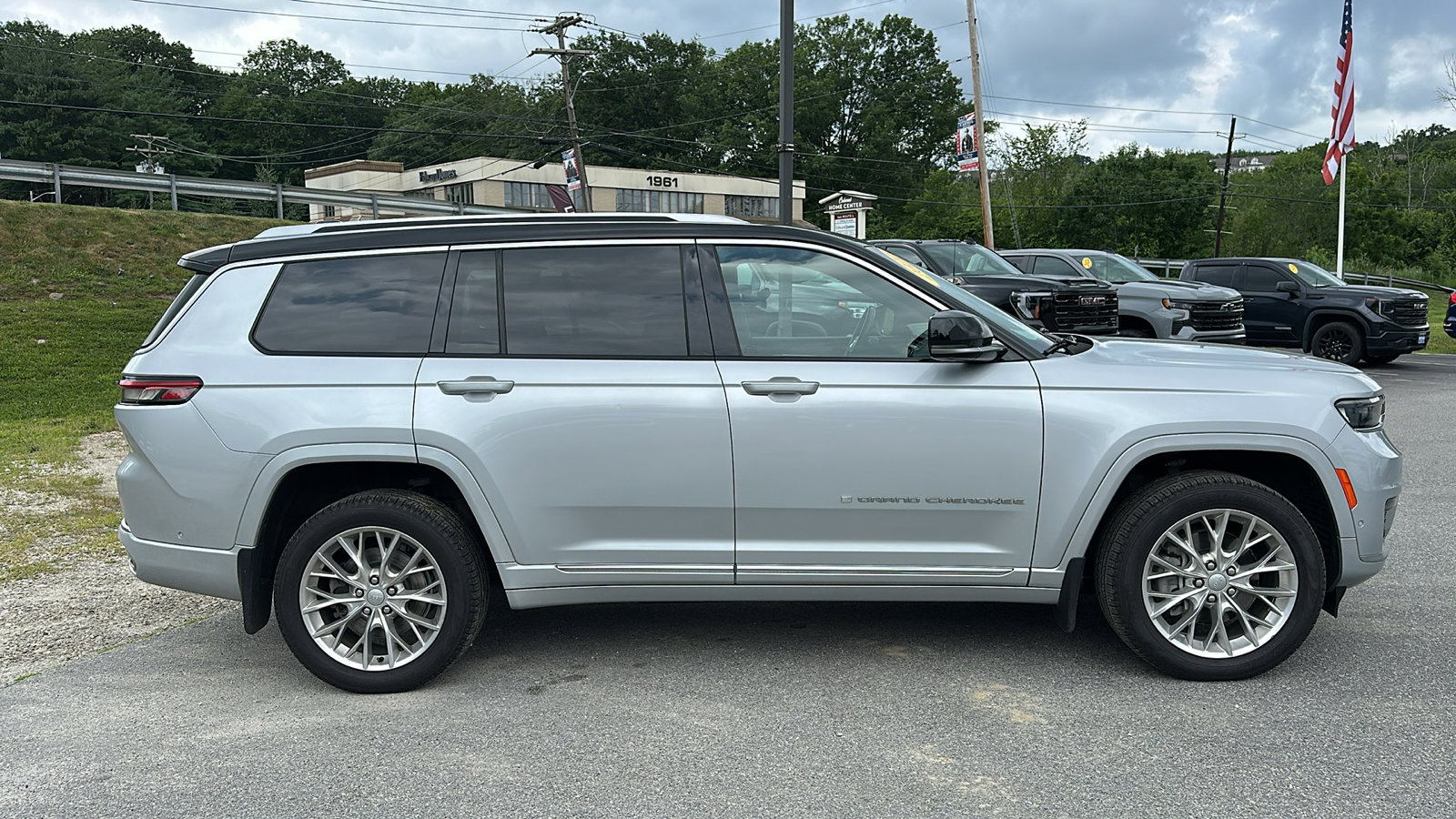 2021 Jeep Grand Cherokee L Summit photo 3