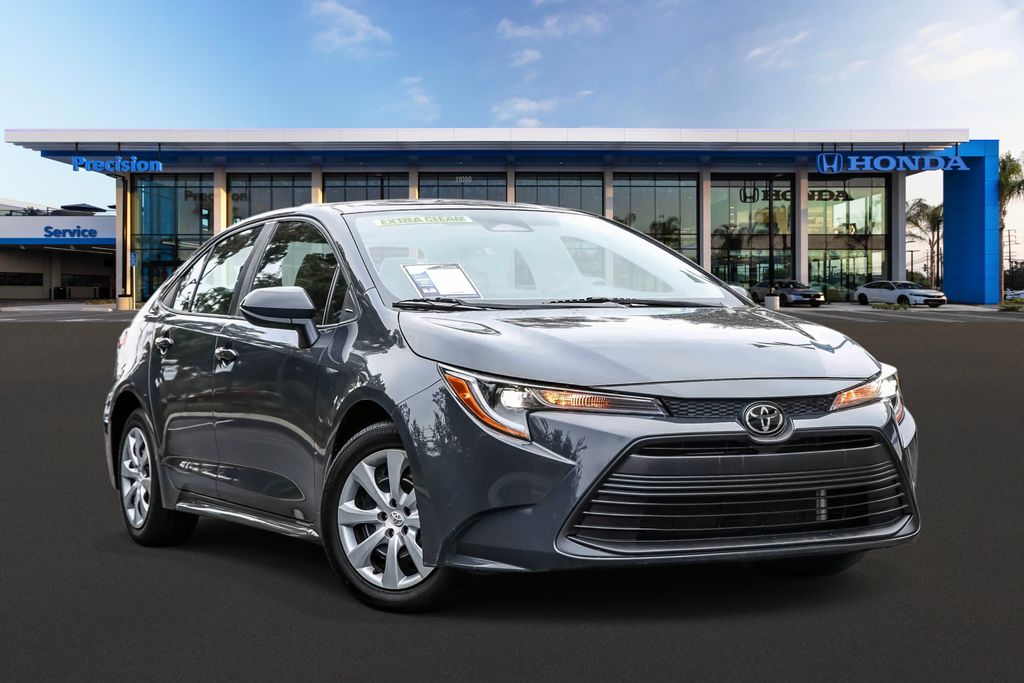 2024 Toyota Corolla LE's photo