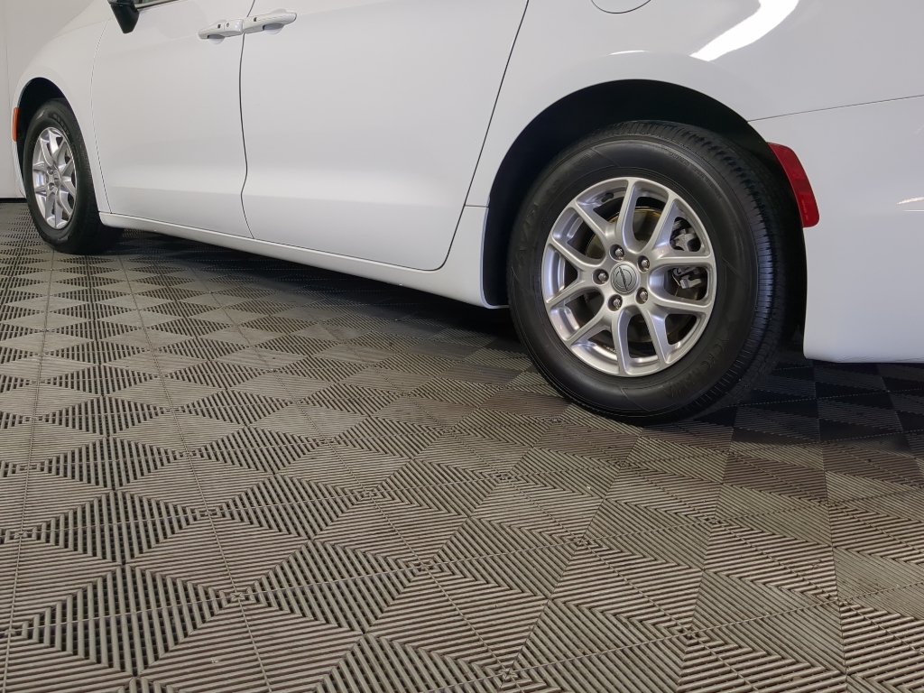 2024 Chrysler Pacifica Touring L photo 4