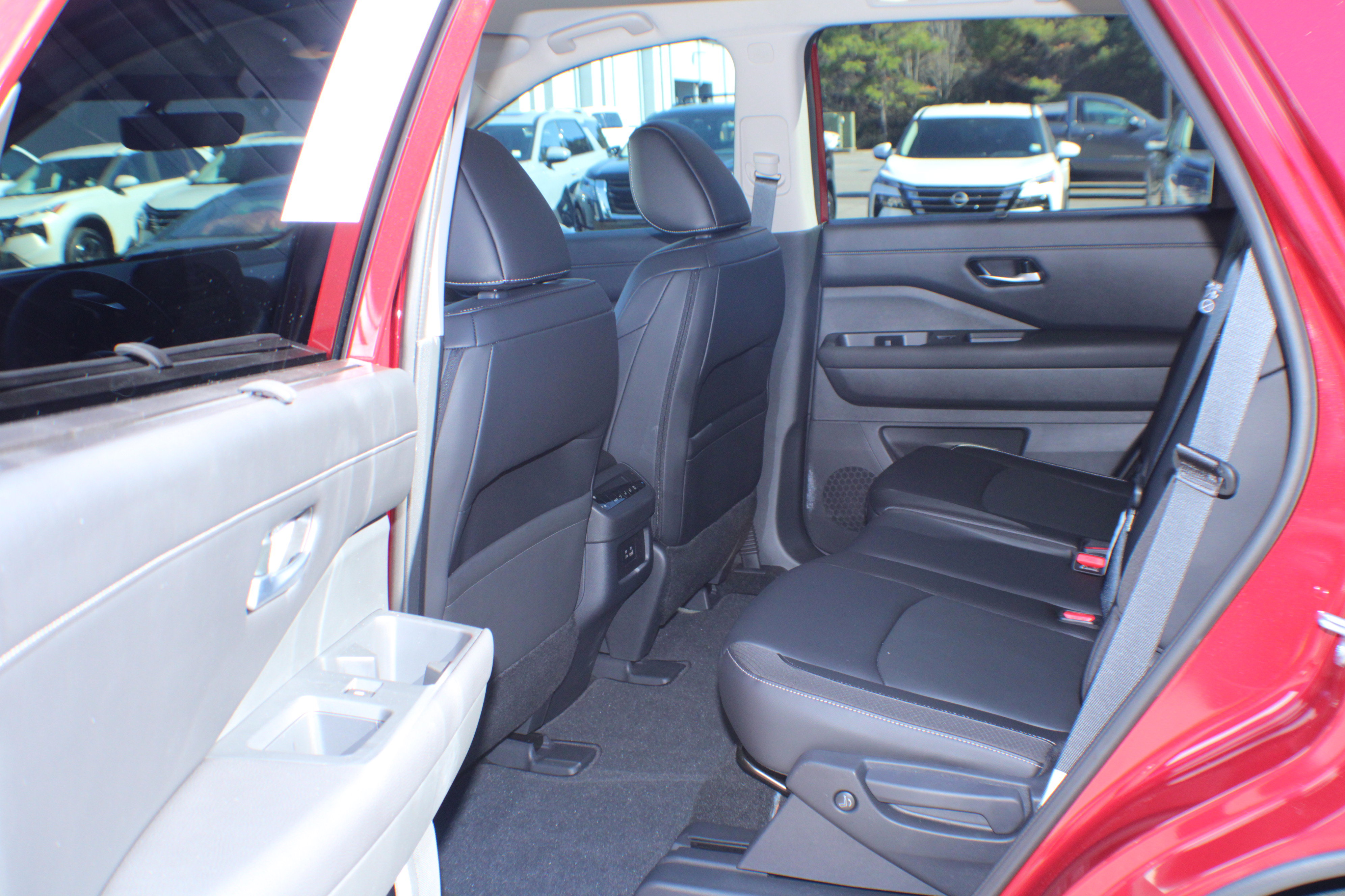 2024 Nissan Pathfinder SL photo 3