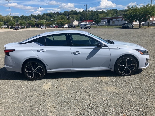 2023 Nissan Altima 2.5 SR photo 4