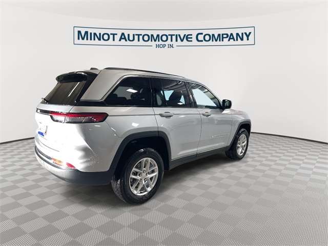 2025 Jeep Grand Cherokee Laredo photo 4