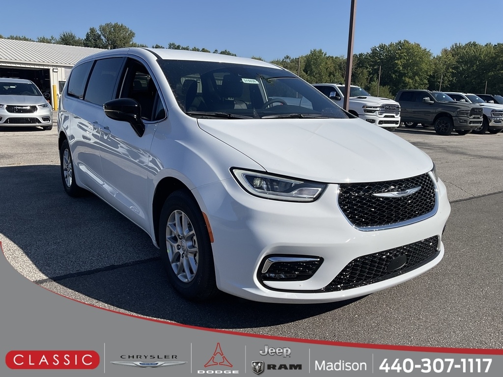 2026 Chrysler Pacifica Select's photo