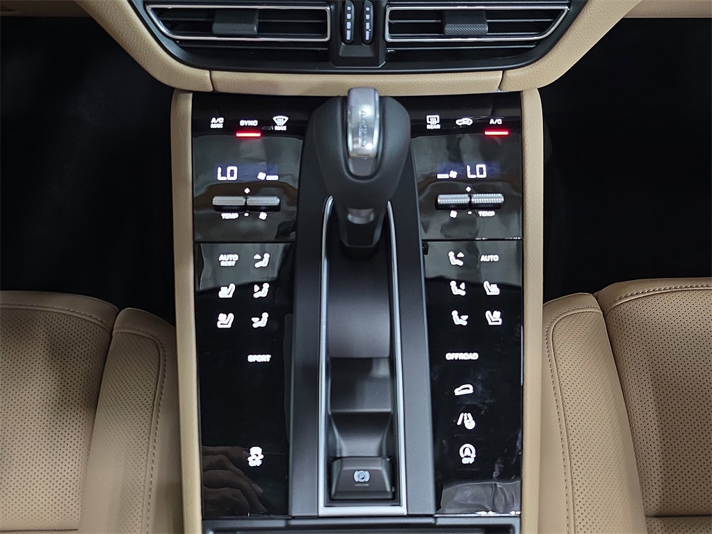 2026 Porsche Macan T photo 18