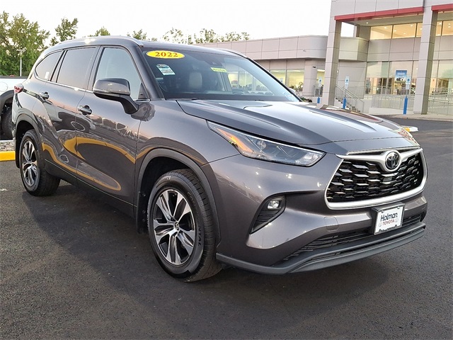 2022 Toyota Highlander XLE photo 2
