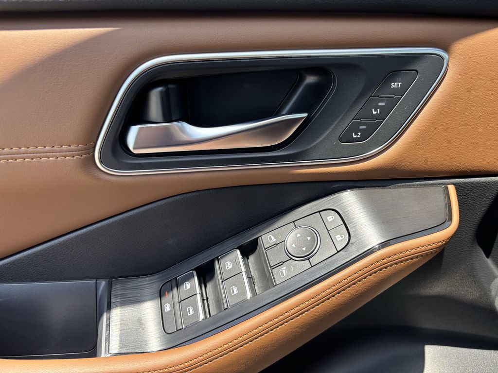 2025 Nissan Rogue Platinum photo 15