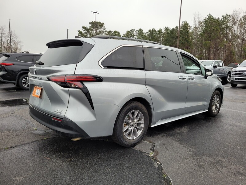 2021 Toyota Sienna XLE photo 13