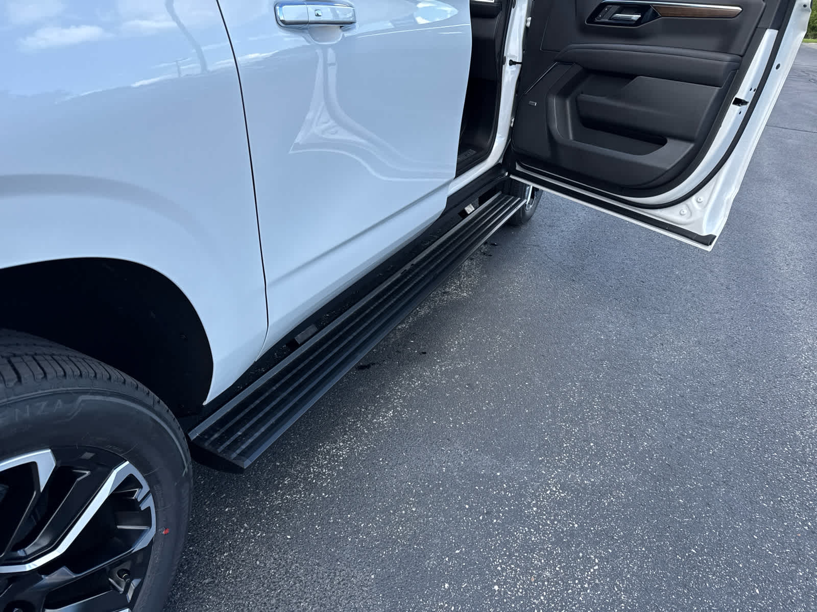 2025 Chevrolet Suburban High Country photo 4