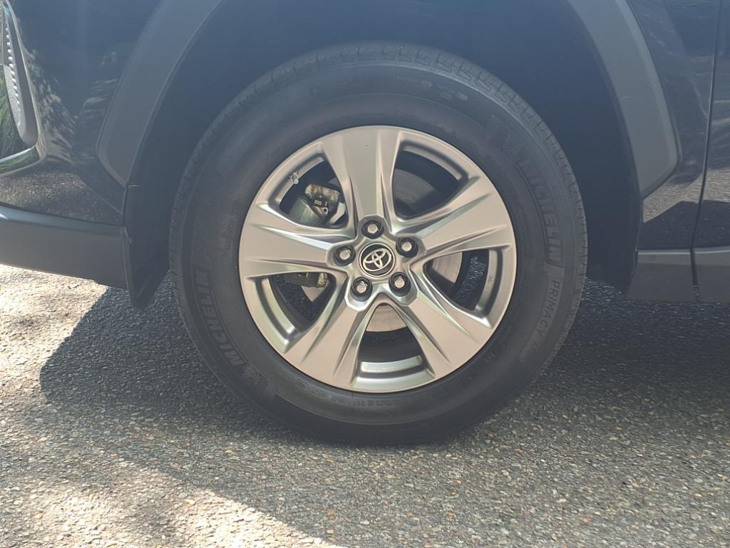 2022 Toyota RAV4 Hybrid LE photo 4