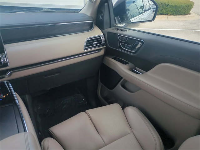 2023 Lincoln Navigator Standard photo 17