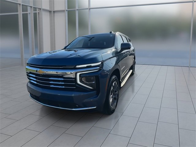 2025 Chevrolet Suburban LT photo 3