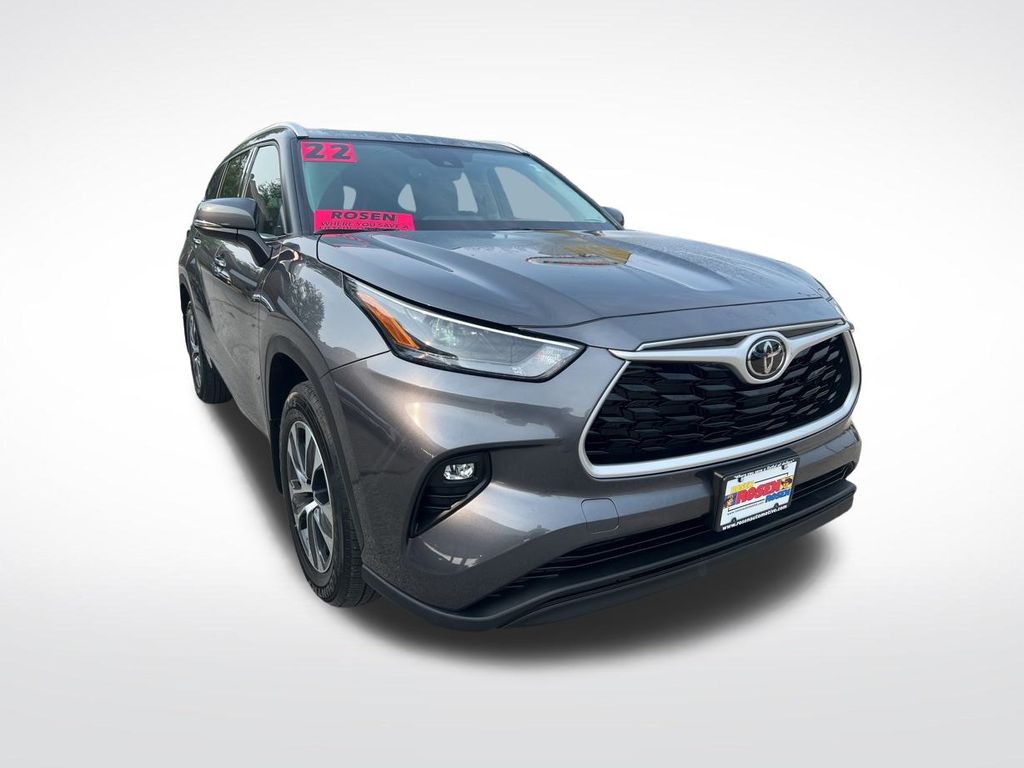 2022 Toyota Highlander XLE photo 3