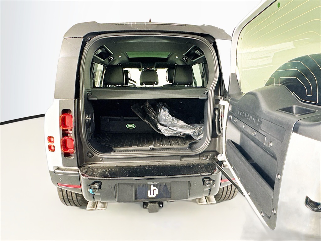 2025 Land Rover Defender 110 X-Dynamic SE photo 18