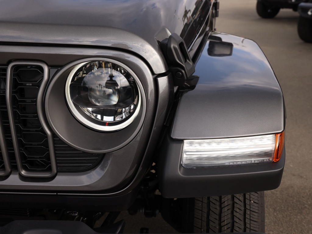 New 2026 Granite Crystal Metallic Clear-Coat Exterior Paint Jeep Sport S image 9